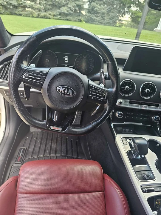 2019 Kia Stinger - Image 14 of 18