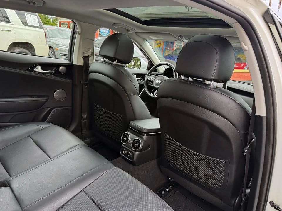 2019 Kia Stinger - Image 13 of 18