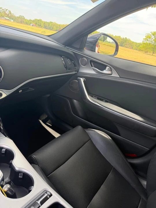 2019 Kia Stinger - Image 13 of 17