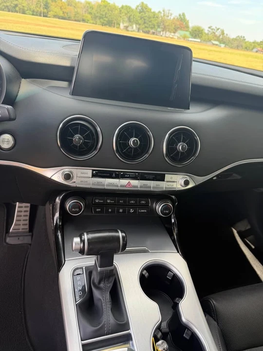 2019 Kia Stinger - Image 12 of 17