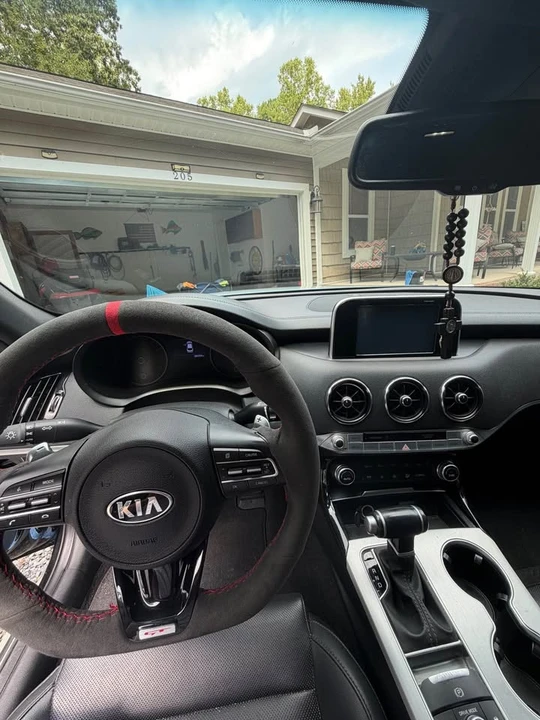2019 Kia Stinger - Image 10 of 12
