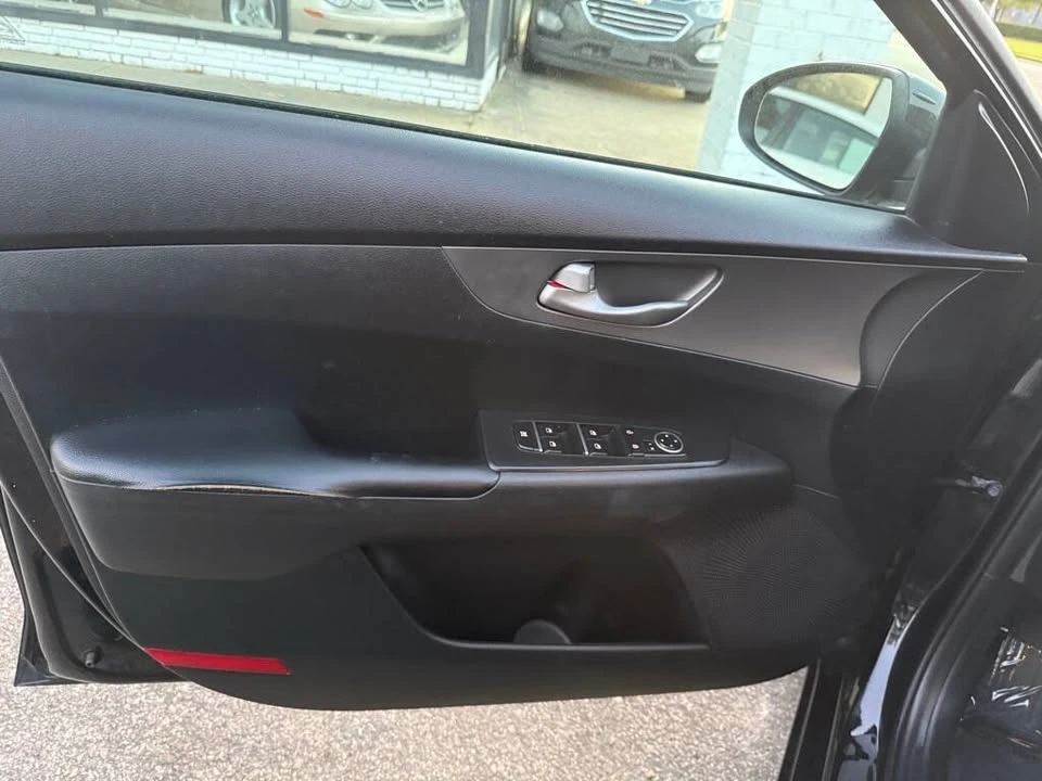 2019 Kia Forte - Image 10 of 18