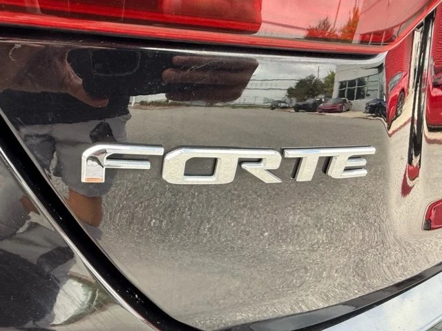 2019 Kia Forte - Image 11 of 19