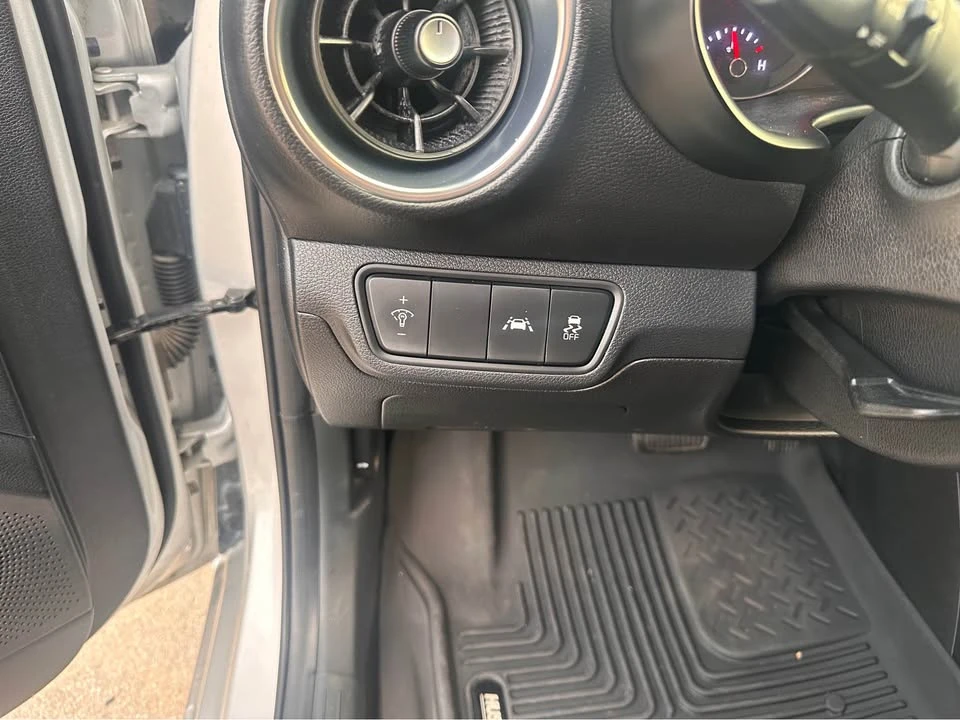 2019 Kia Forte - Image 10 of 18