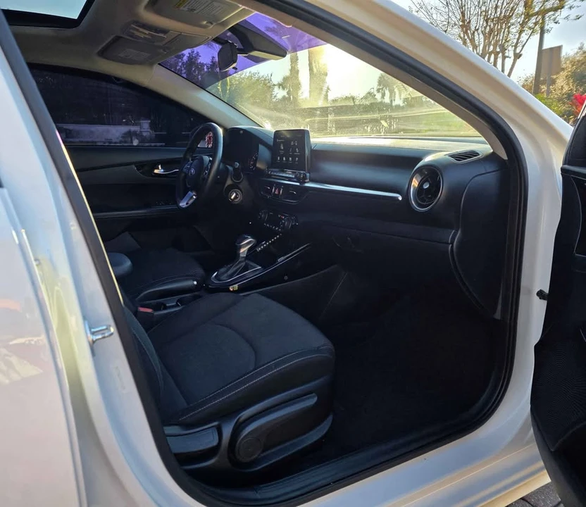 2019 Kia Forte - Image 11 of 16