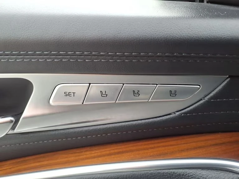 2019 Kia K900 - Image 8 of 15