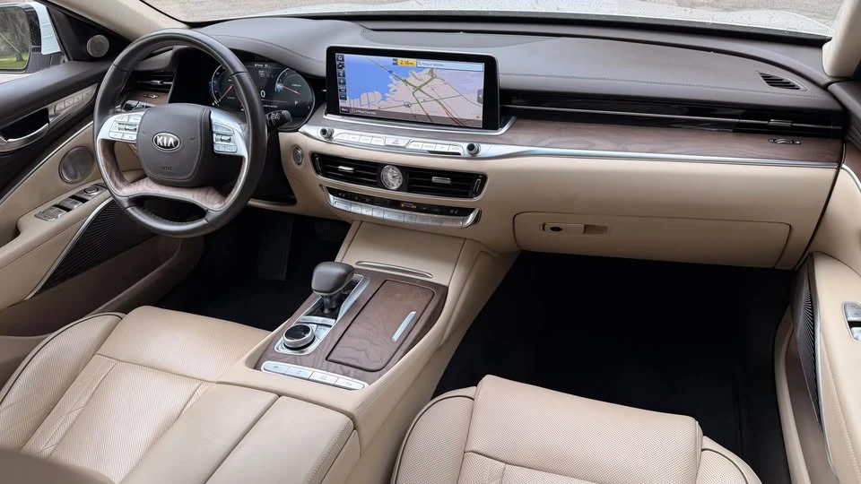 2019 Kia K900 - Image 13 of 17