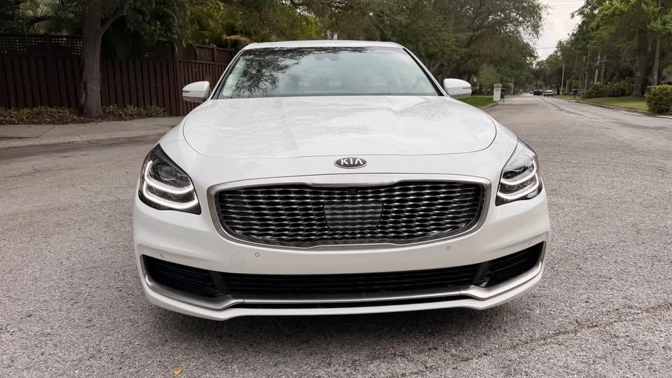 2019 Kia K900 - Image 10 of 17