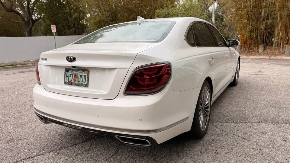 2019 Kia K900 - Image 8 of 17