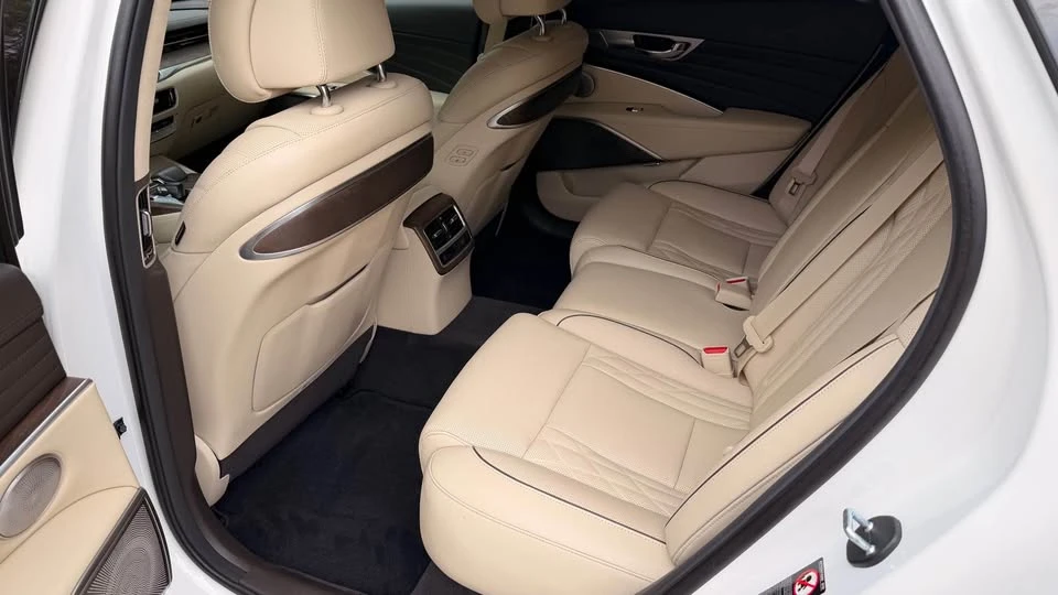 2019 Kia K900 - Image 16 of 17