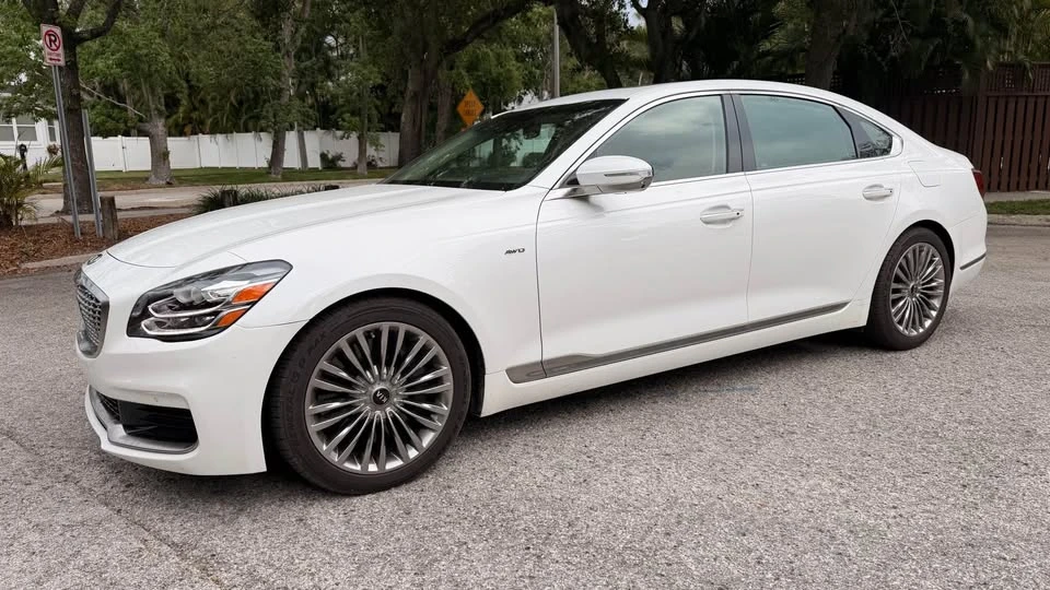 2019 Kia K900 - Image 2 of 17