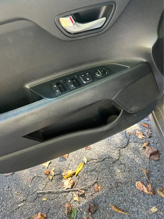 2019 Kia Rio - Image 13 of 16