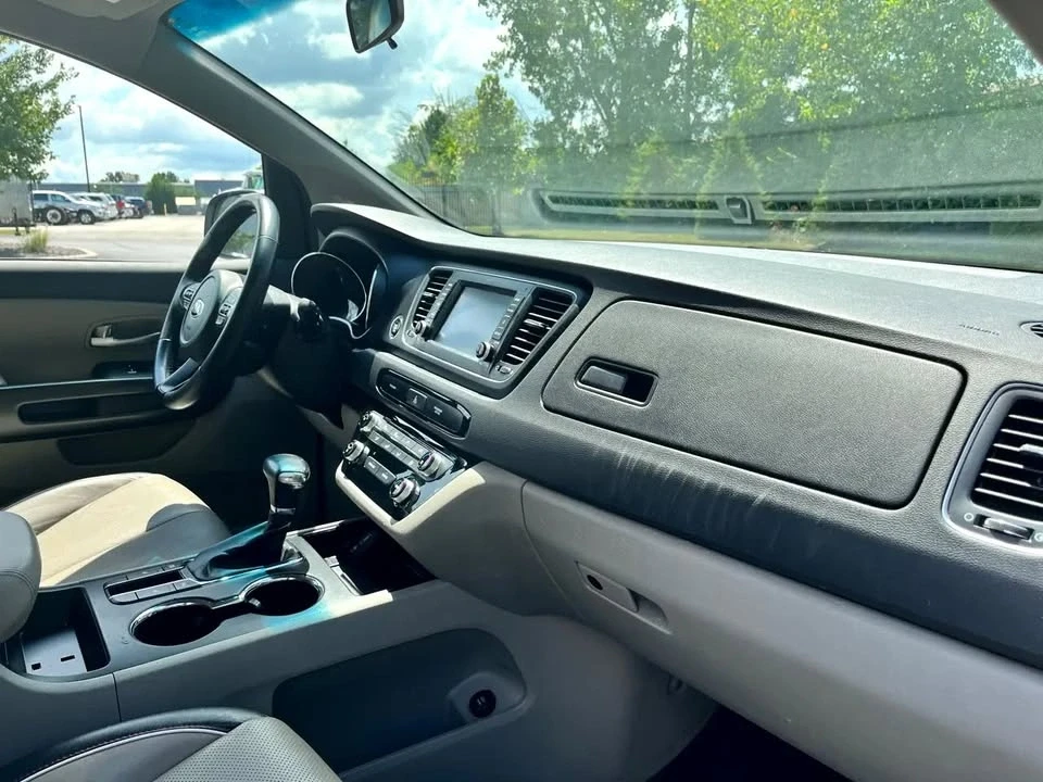 2019 Kia Carnival - Image 11 of 20