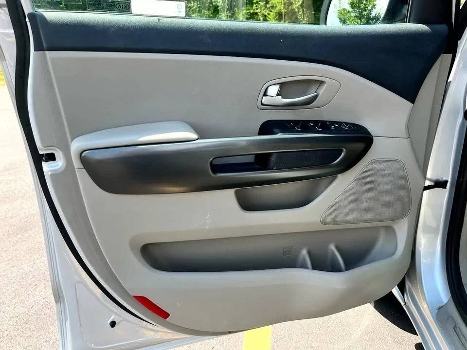 2019 Kia Carnival - Image 13 of 20