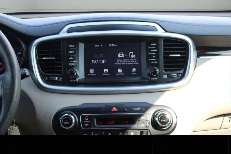 2019 Kia Sorento - Image 17 of 18