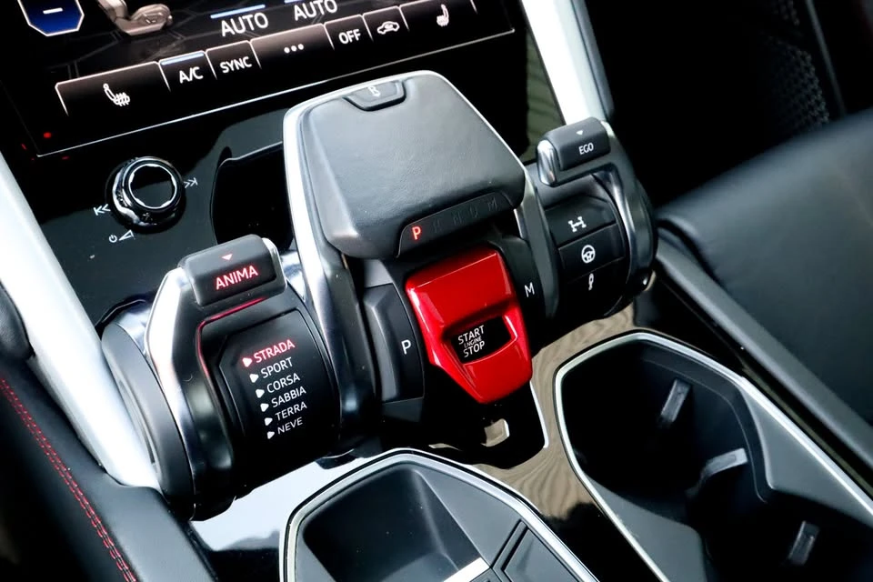 2019 Lamborghini Urus - Image 11 of 20
