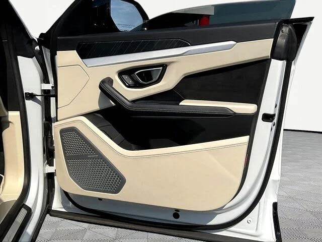 2019 Lamborghini Urus - Image 29 of 31