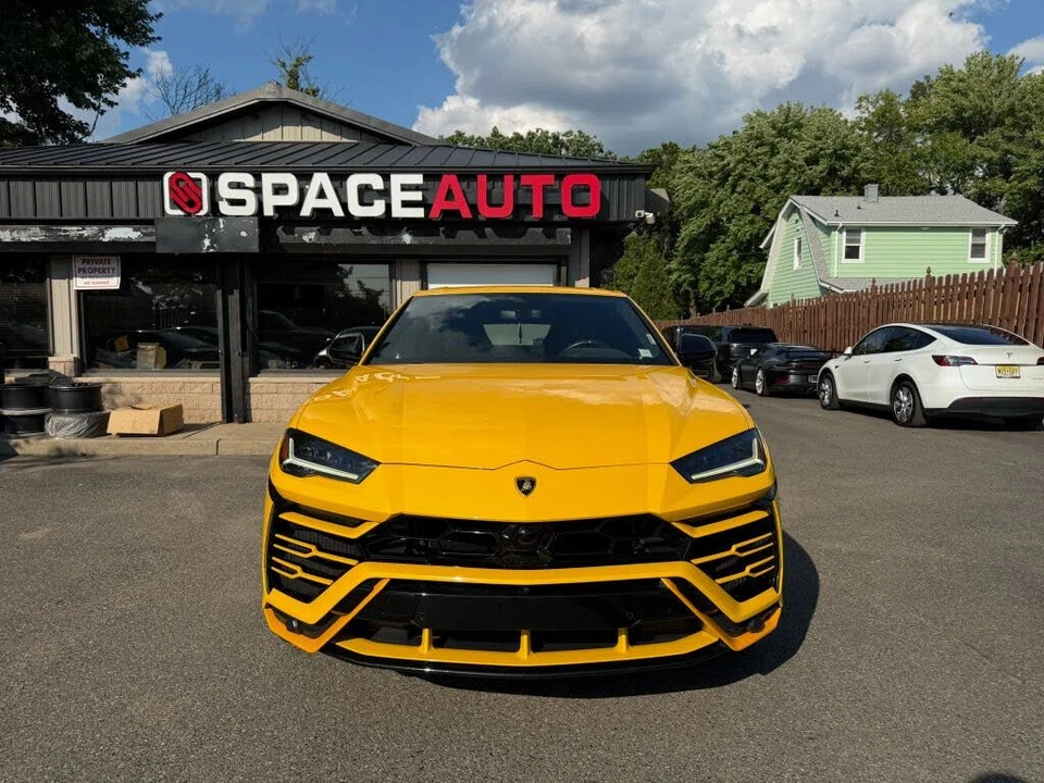 2019 Lamborghini Urus - Image 2 of 31