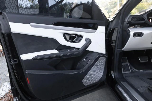 2019 Lamborghini Urus - Image 16 of 21