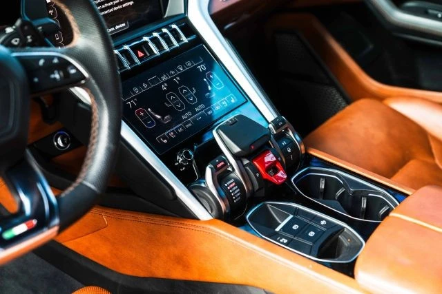 2019 Lamborghini Urus - Image 18 of 21