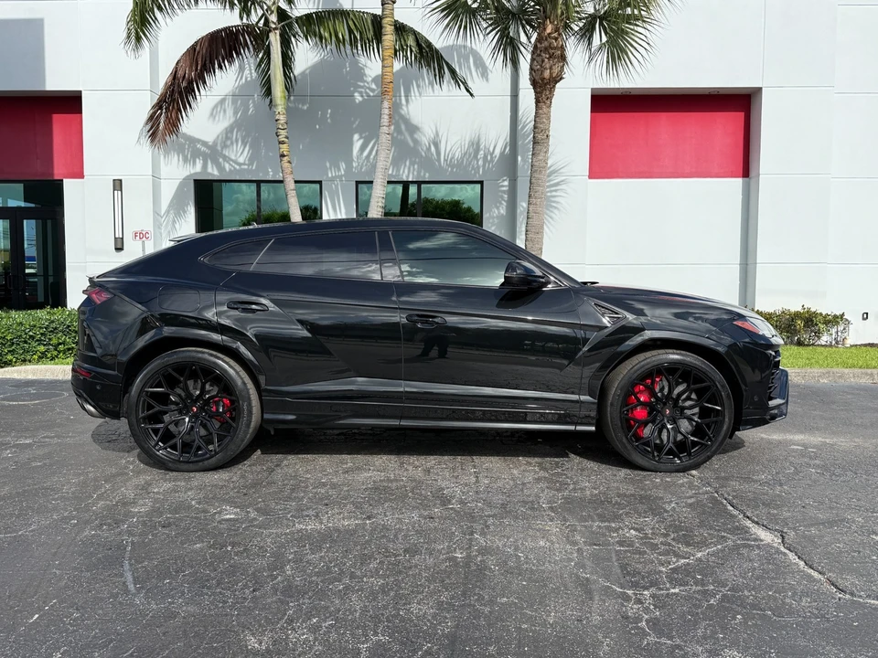 2019 Lamborghini Urus - Image 2 of 31