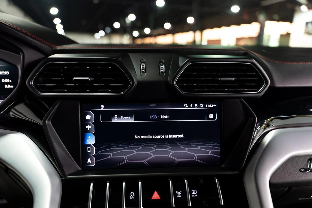 2019 Lamborghini Urus - Image 24 of 31