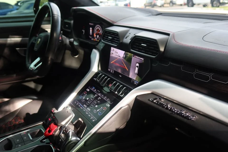 2019 Lamborghini Urus - Image 8 of 12