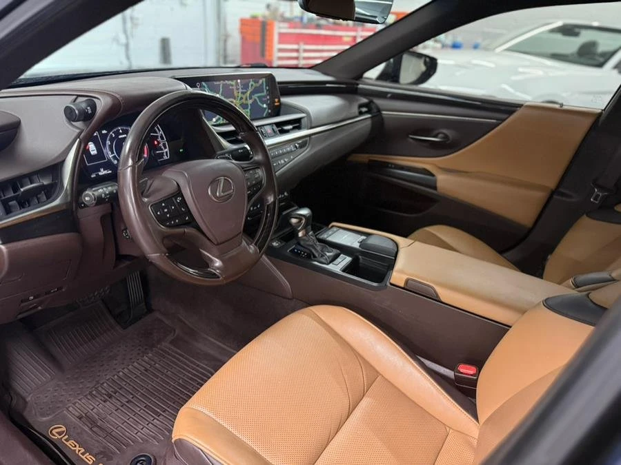 2019 Lexus ES 7th Gen - Image 16 of 20