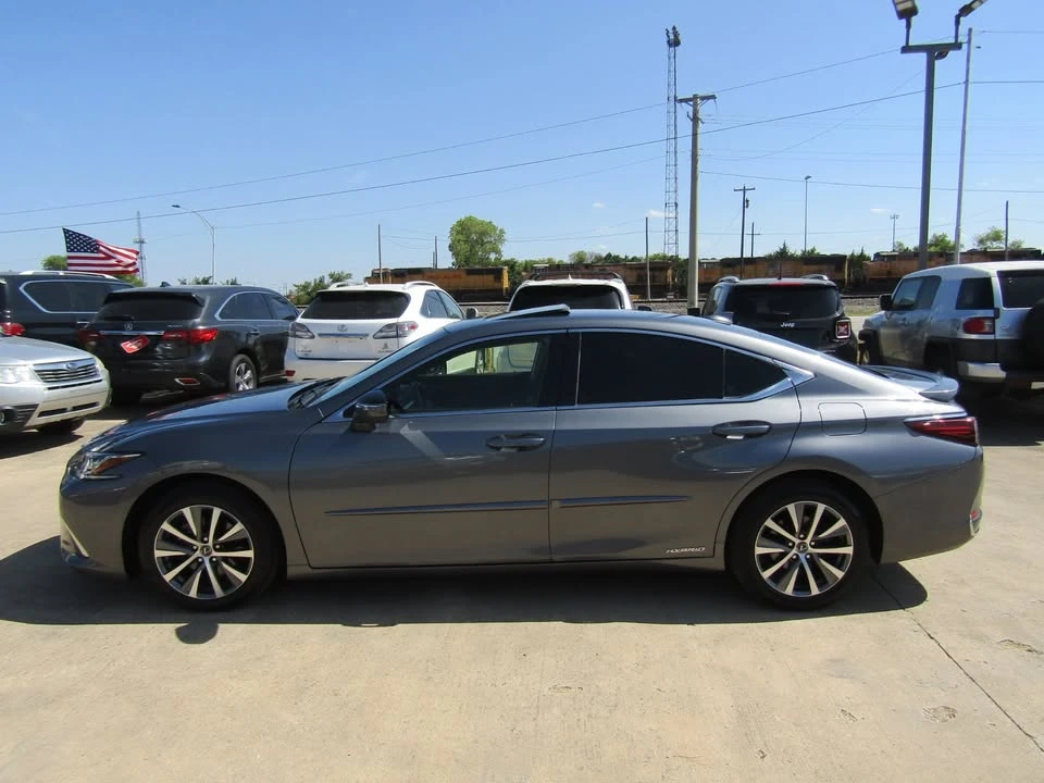 2019 Lexus ES 7th Gen - Image 2 of 19