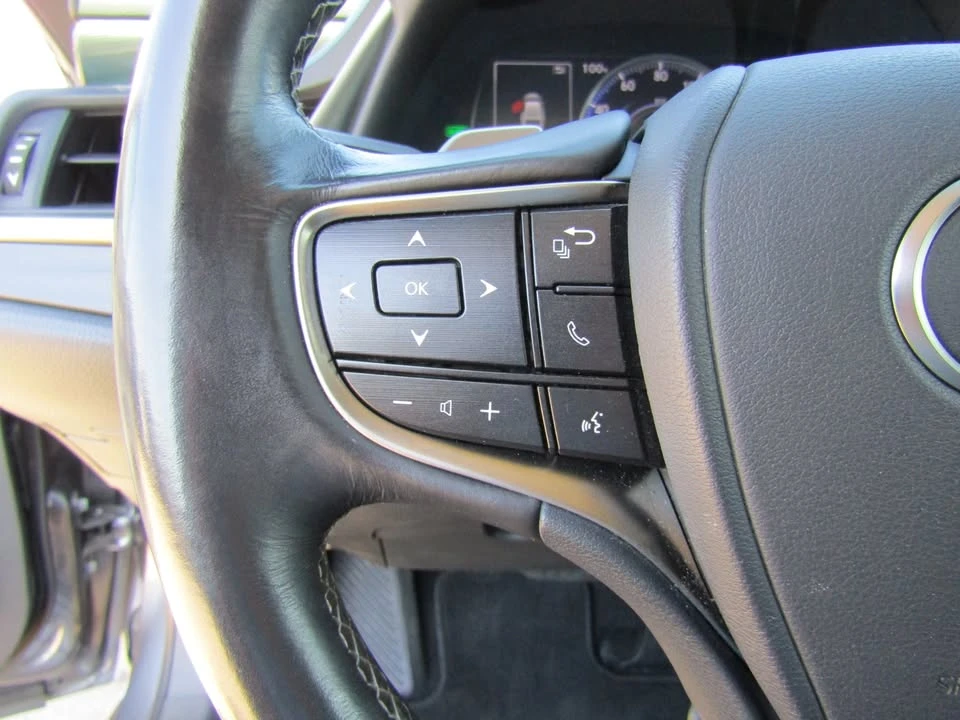 2019 Lexus ES 7th Gen - Image 13 of 19
