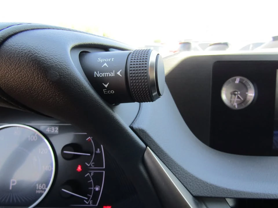 2019 Lexus ES 7th Gen - Image 18 of 19