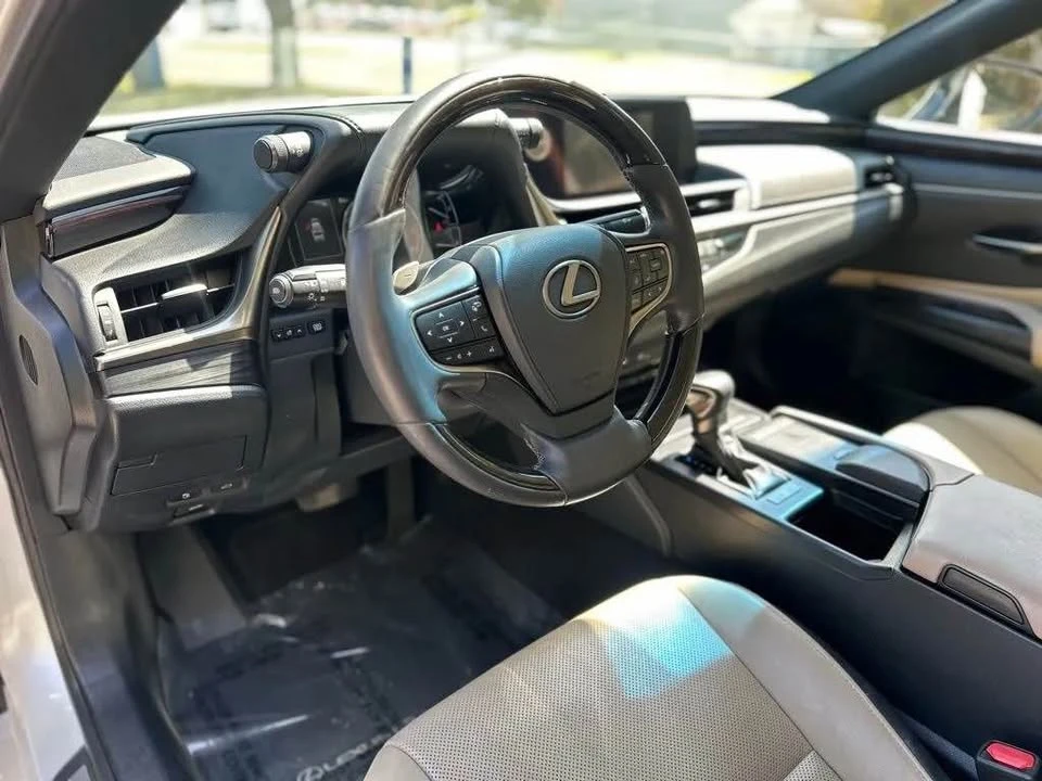 2019 Lexus ES 7th Gen - Image 9 of 20