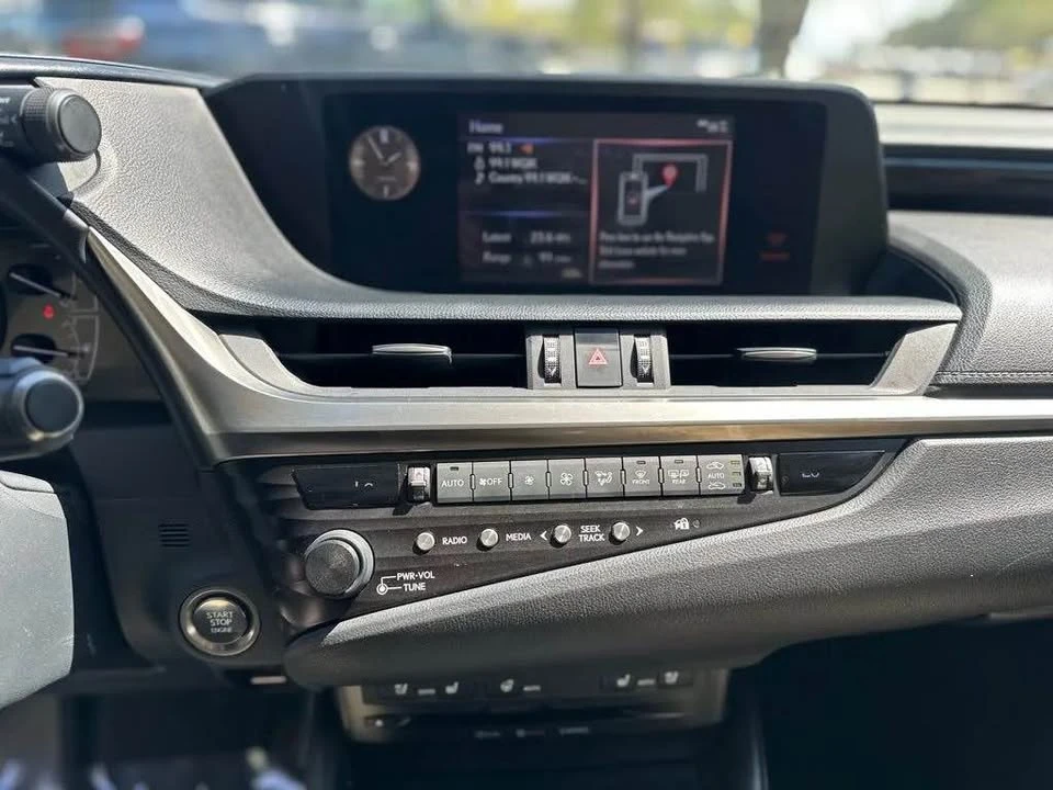 2019 Lexus ES 7th Gen - Image 12 of 20