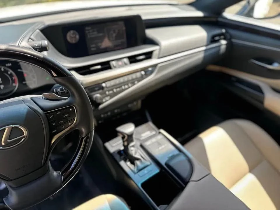 2019 Lexus ES 7th Gen - Image 11 of 20