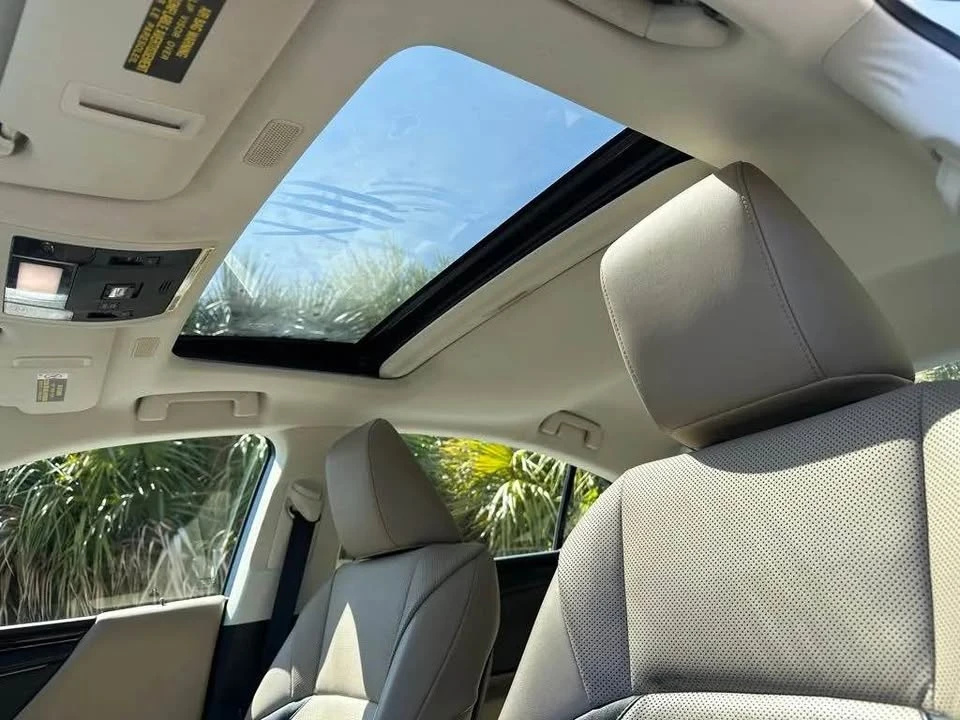2019 Lexus ES 7th Gen - Image 16 of 20