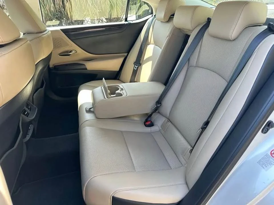 2019 Lexus ES 7th Gen - Image 18 of 20