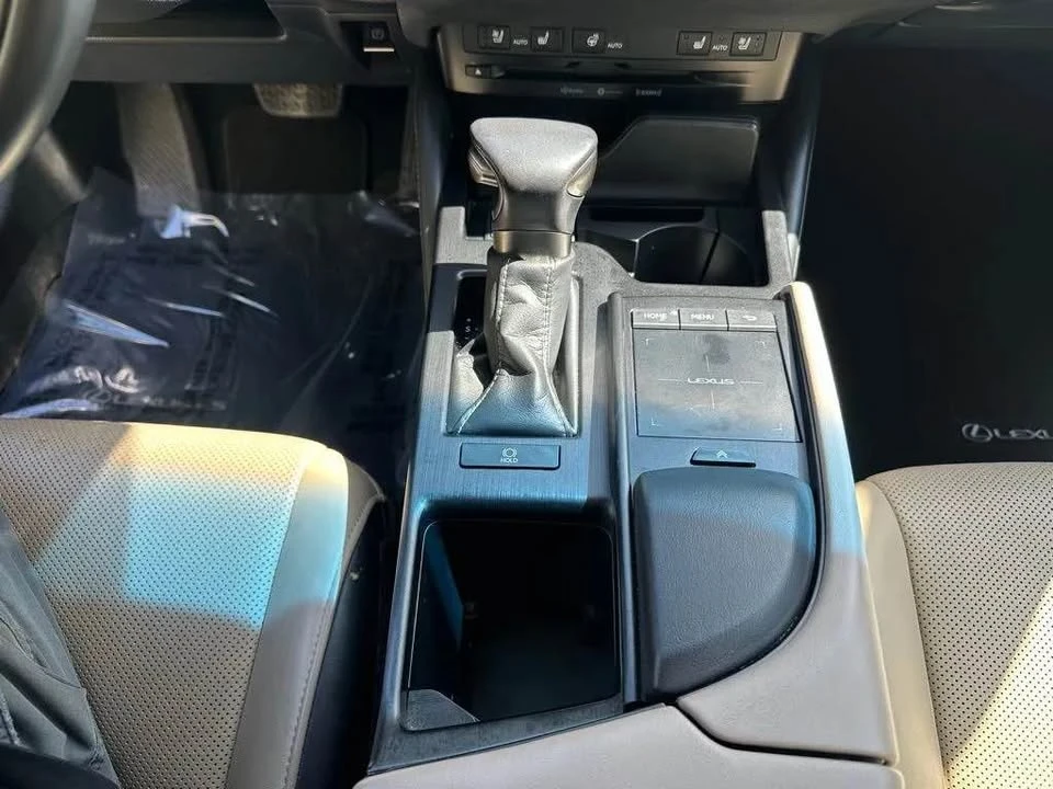 2019 Lexus ES 7th Gen - Image 14 of 20