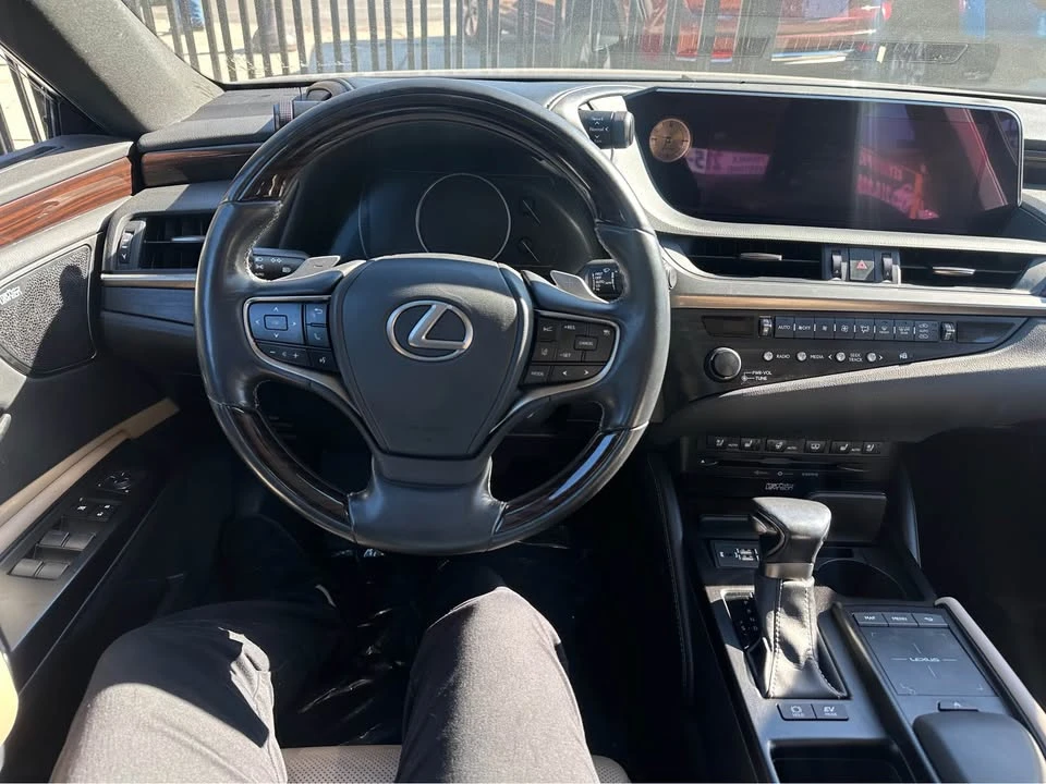 2019 Lexus ES 7th Gen - Image 11 of 12