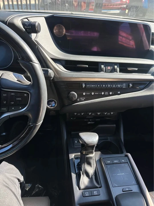 2019 Lexus ES 7th Gen - Image 10 of 12