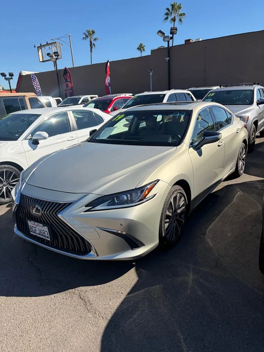 2019 Lexus ES 7th Gen - Image 2 of 3
