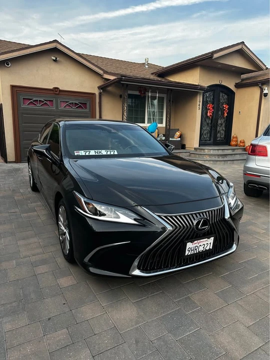 2019 Lexus ES 7th Gen - Image 2 of 13