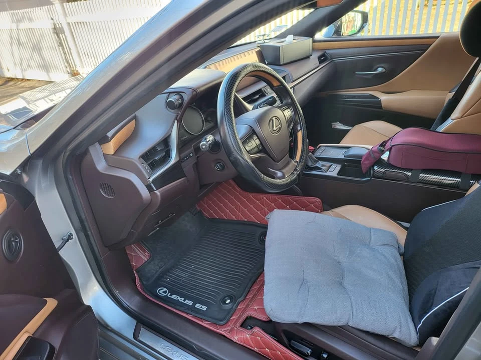 2019 Lexus ES 7th Gen - Image 9 of 12