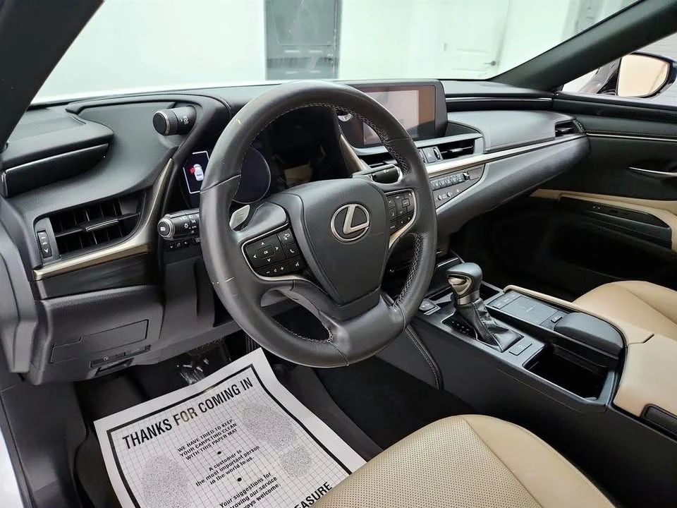2019 Lexus ES 7th Gen - Image 12 of 20