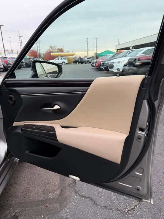 2019 Lexus ES 7th Gen - Image 13 of 17