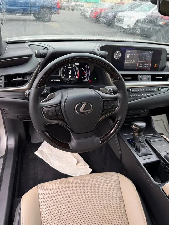 2019 Lexus ES 7th Gen - Image 7 of 17
