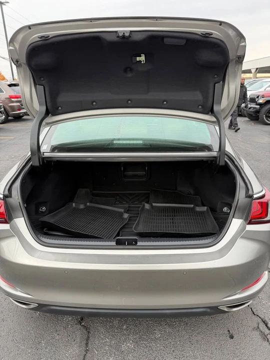 2019 Lexus ES 7th Gen - Image 15 of 17