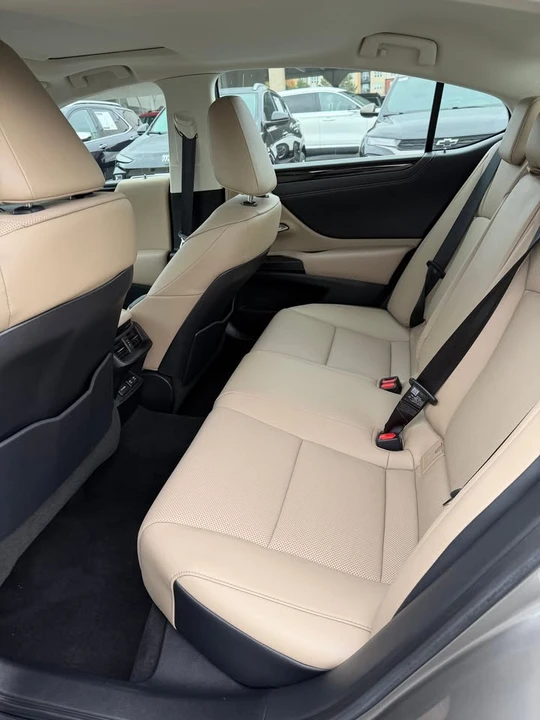 2019 Lexus ES 7th Gen - Image 11 of 17