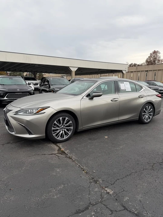 2019 Lexus ES 7th Gen - Image 2 of 17