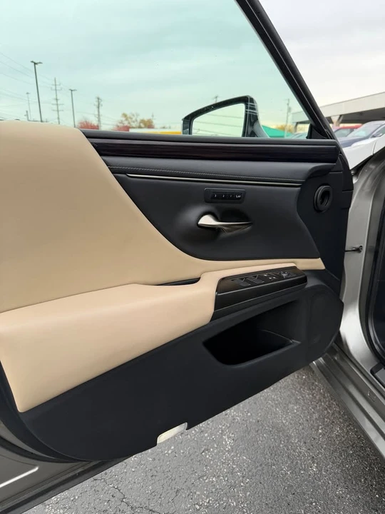 2019 Lexus ES 7th Gen - Image 10 of 17