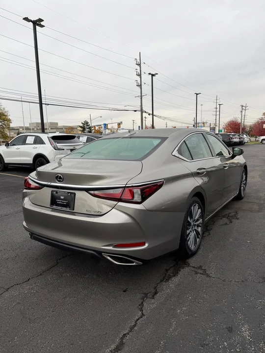 2019 Lexus ES 7th Gen - Image 4 of 17